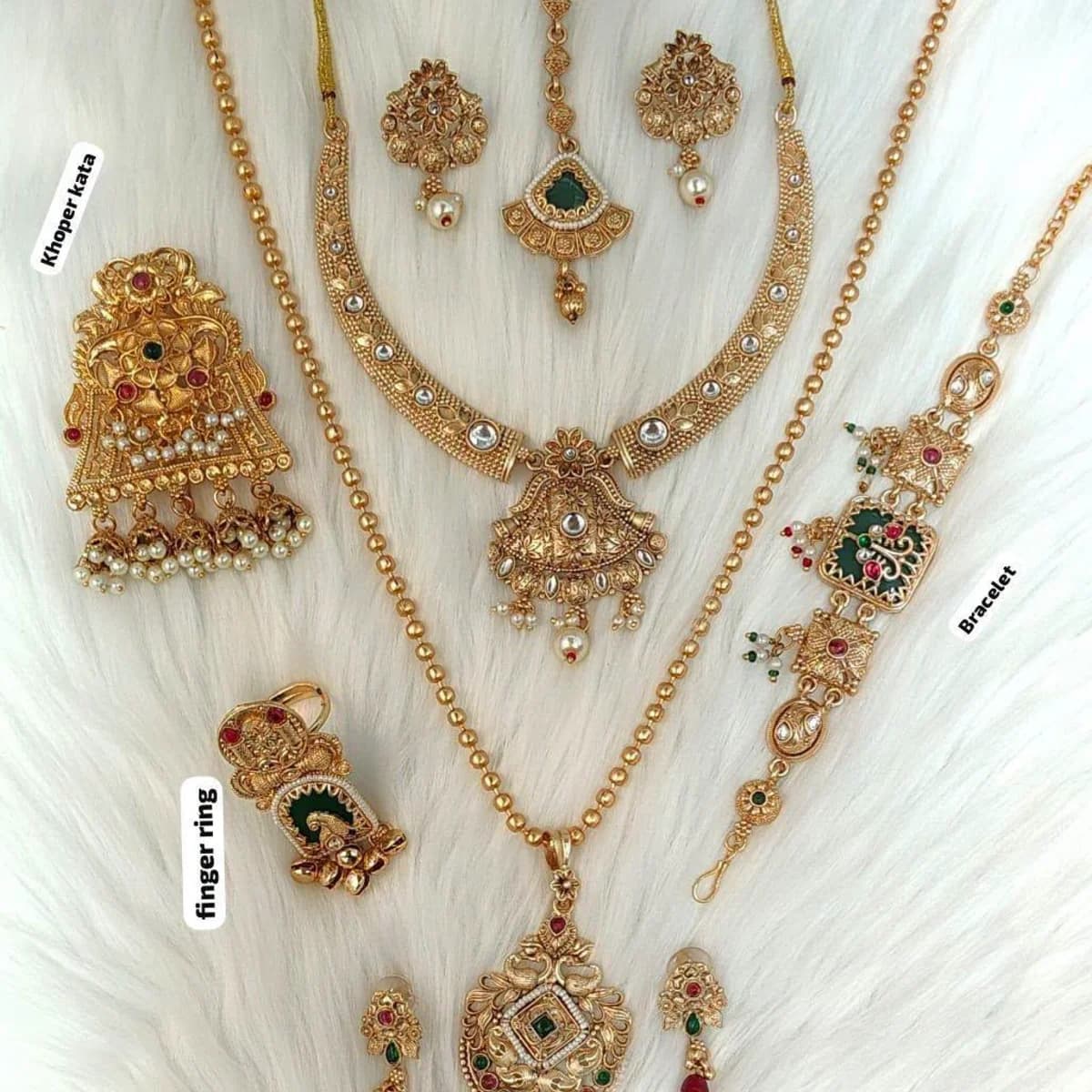 Heritage Green Necklace Set